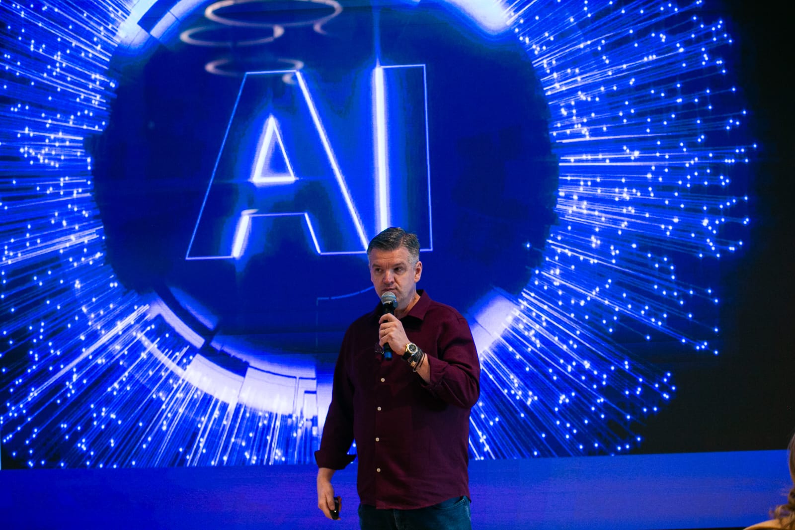 Fábio Schneider palestrando sobre Inteligência Artificial em evento corporativo